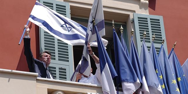 Estrosi décroche les drapeaux israéliens du fronton de la mairie de Nice et étrille LFI