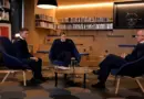 Le chef d’état-major de la Marine échange avec deux aspirants, élèves-officiers