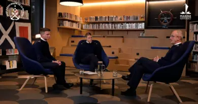 Le chef d’état-major de la Marine échange avec deux aspirants, élèves-officiers