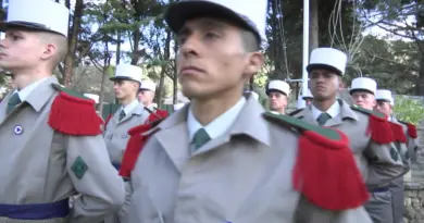 Remise de Képi blanc à Auriol