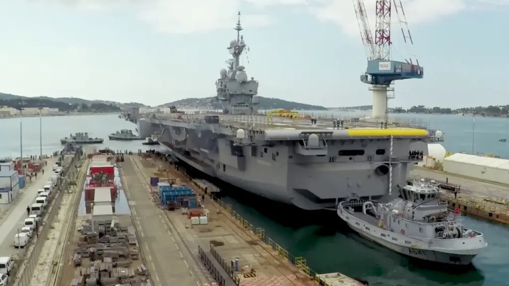 [TIMELAPSE] Sortie du bassin du porte-avions Charles de Gaulle