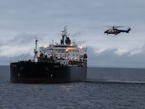 « Une dizaine sont suivis quotidiennement » dans la Manche, la « flotte fantôme » utilisée par la Russie, l’Iran et la Corée du Nord compterait 900 navires selon un amiral français