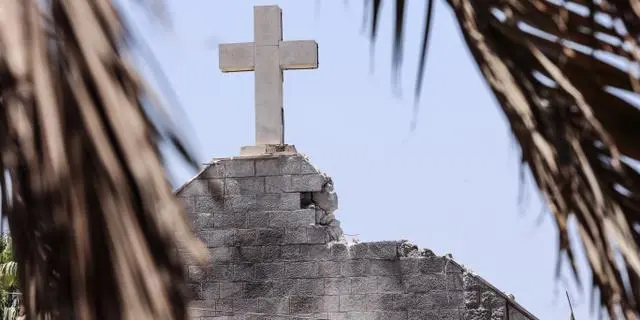 Une frappe israélienne sur l’église catholique de Gaza fait deux morts, selon la Défense civile, la France condamne un bombardement « inadmissible »